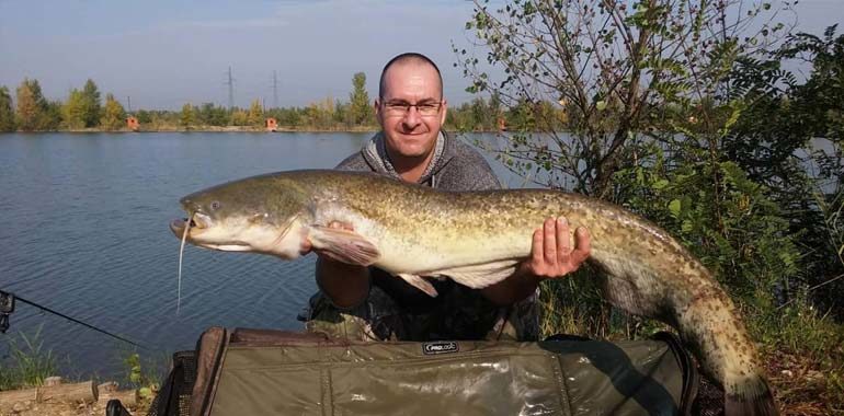 Harcsa horgásztó. Egy fárasztó 1,5 napos horgászaton vagyok túl amit szeretnék veletek megosztani.